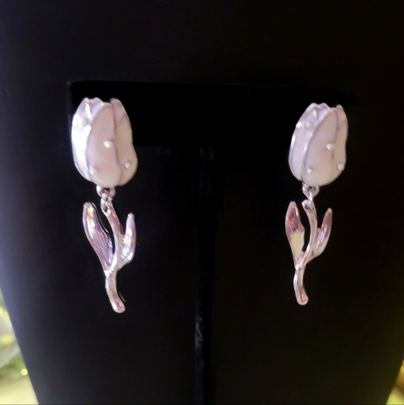 paparazzi Jewelry - Paparazzi Elegant Silver Tulip Earrings